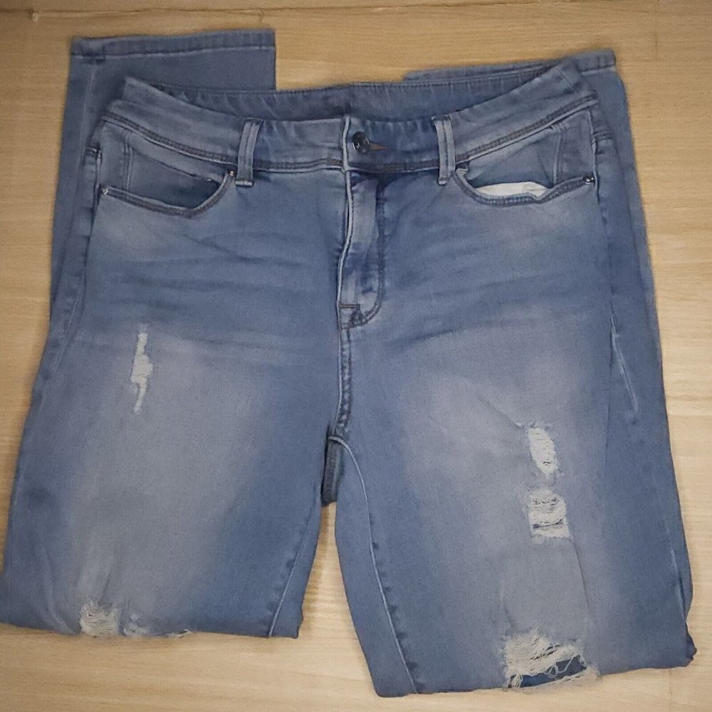 Chico's Womens Light Wash Distressed Crop Jeans 4